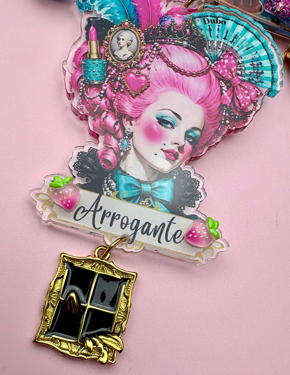 Miniature : Broche acrylique XL « L’Arrogante » – Bijou créateur kitsch baroque maximaliste
