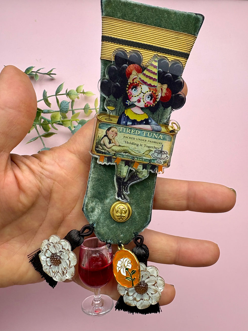 Miniature : Broche unique Fairy Kitsch « Le Sens de la Fête » – Bijoux Acrylique Fun 