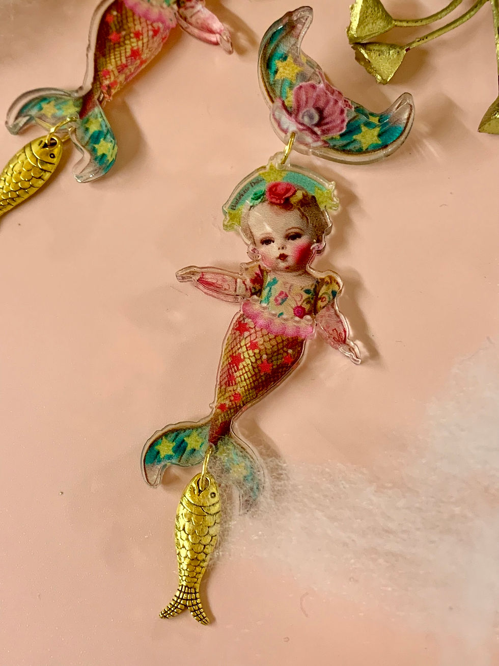 Miniature : Boucles d’oreilles Baby Mermaid Étoilée - Bijoux féériques en acrylique ultra lé