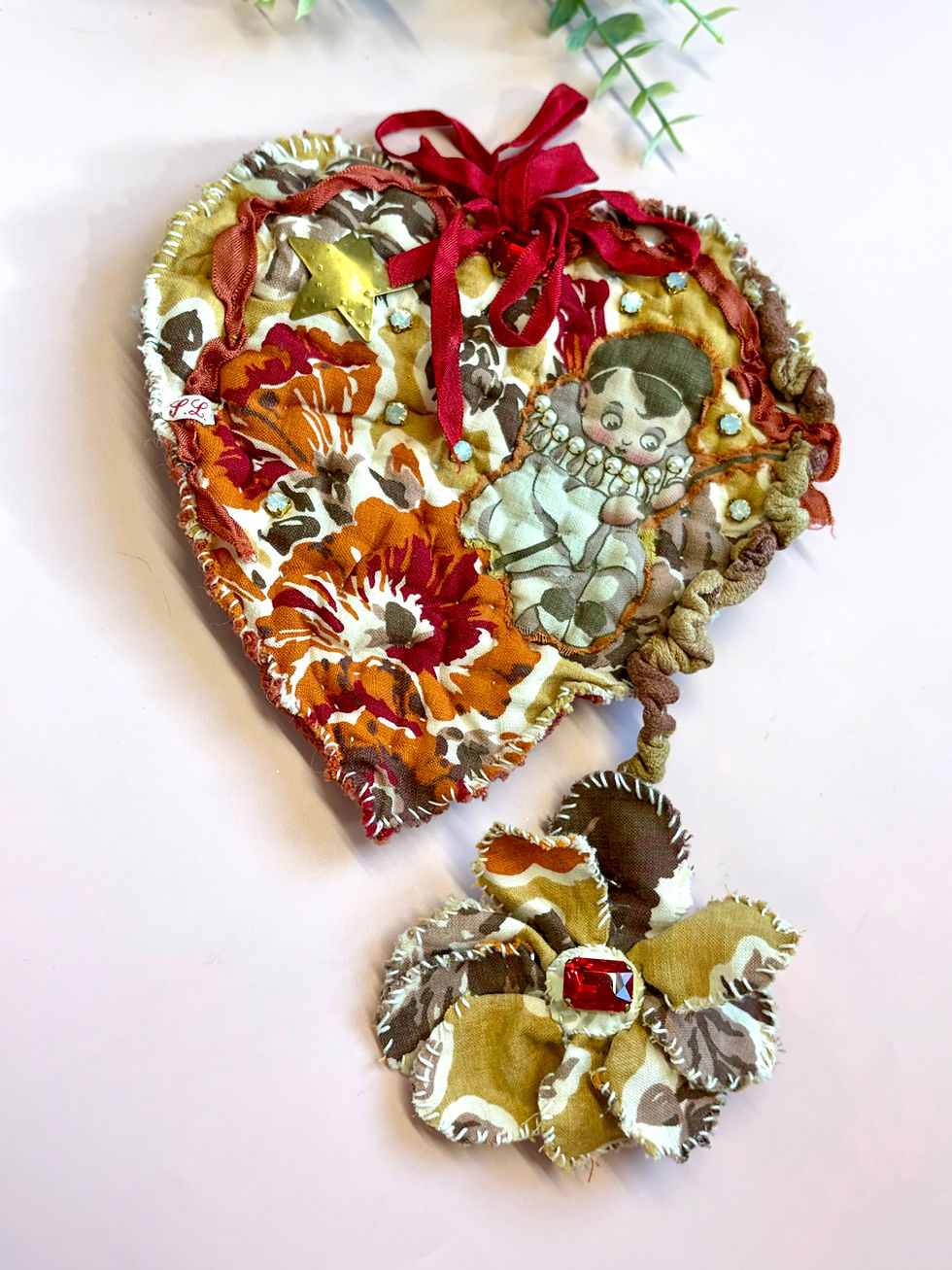 Miniature : Broche XXL Fairy Kitsch Bohème – Je cueille mes propres fleurs – pièce unique