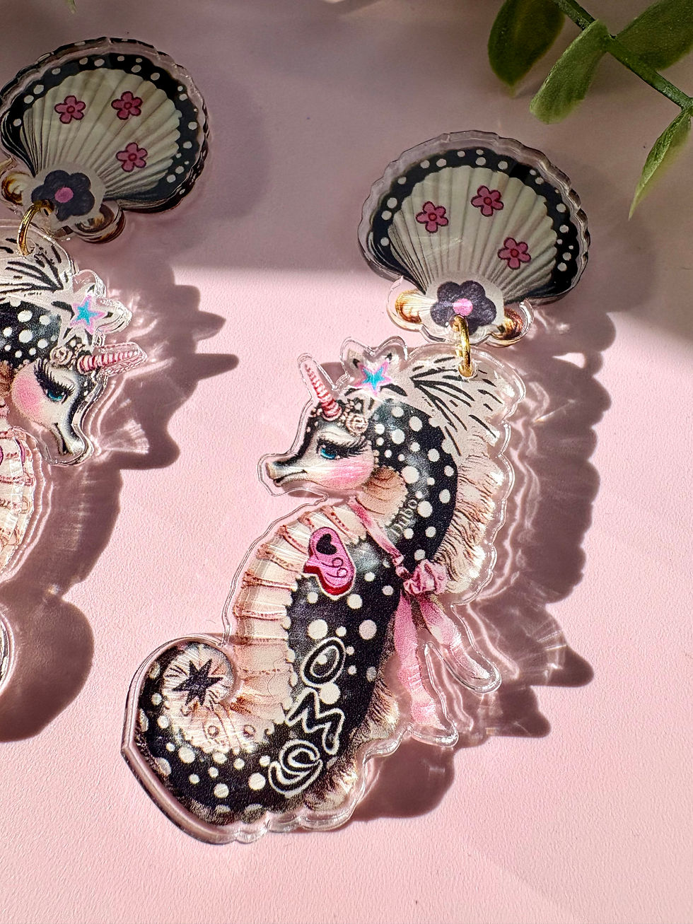 Miniature : Boucles d’oreilles acrylique  Vénus – Fairy Kitsch Bohème – Hippocampe Licorne 