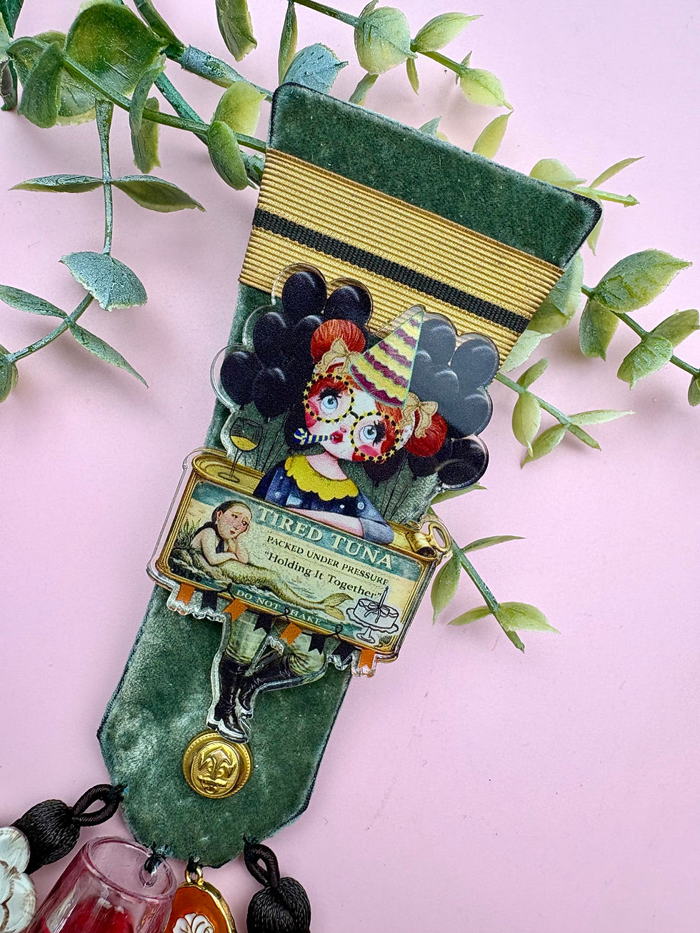 Miniature : Broche unique Fairy Kitsch « Le Sens de la Fête » – Bijoux Acrylique Fun 