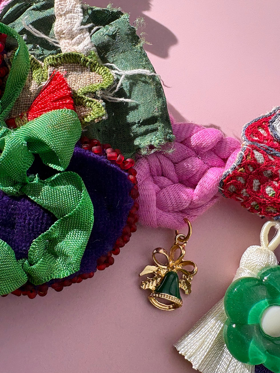 Miniature : Les Vierges reçoivent aussi des lettres d’amour – Collier signature art textile