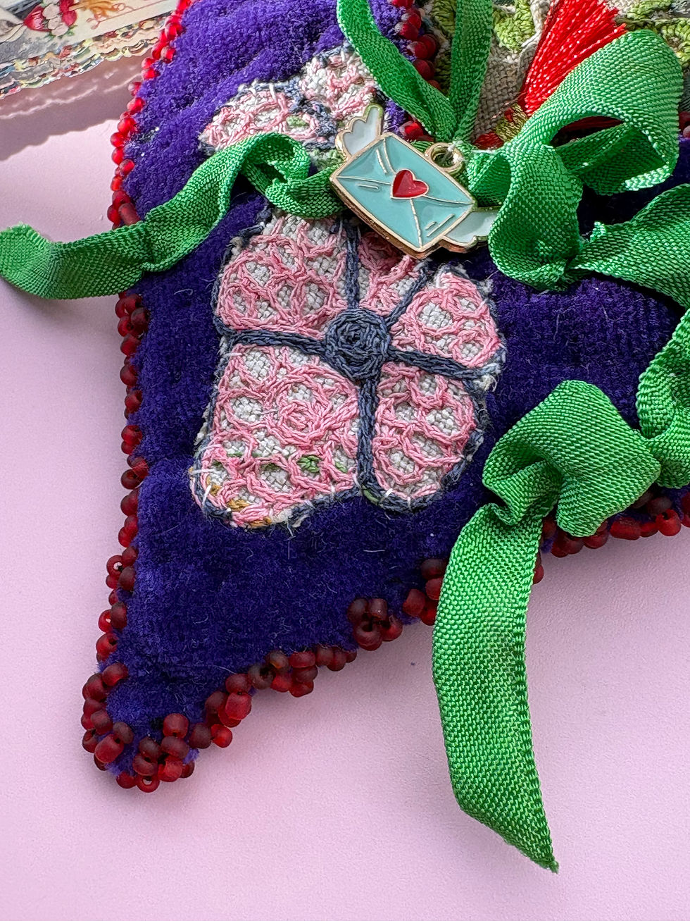 Miniature : Les Vierges reçoivent aussi des lettres d’amour – Collier signature art textile