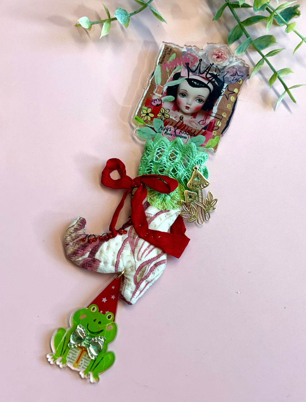 Miniature : Broche Princesse & la Grenouille – Pièce unique art textile et acrylique