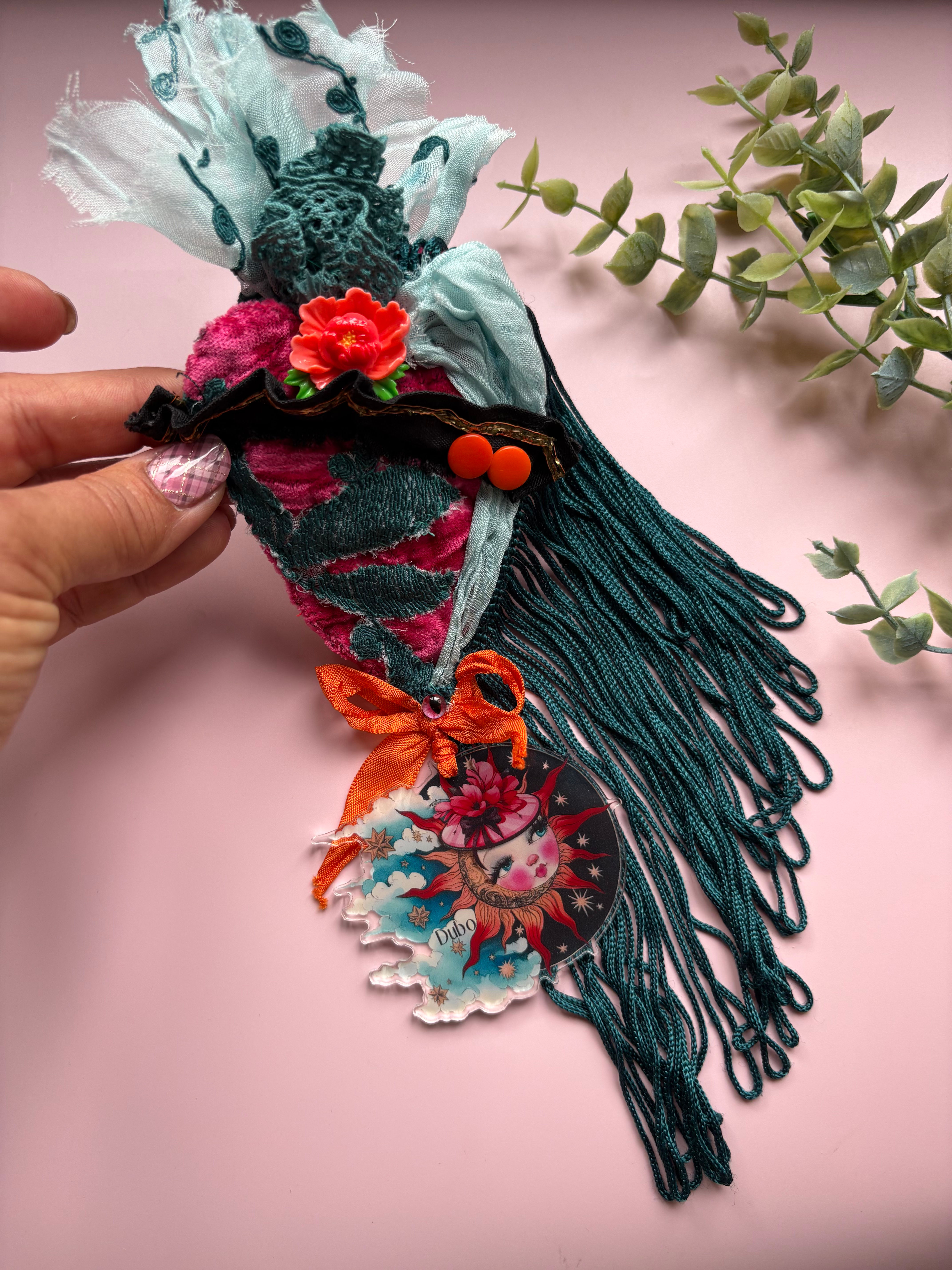 Broche signature “Burn” – Broche art textile et acrylique, pièce unique bohème