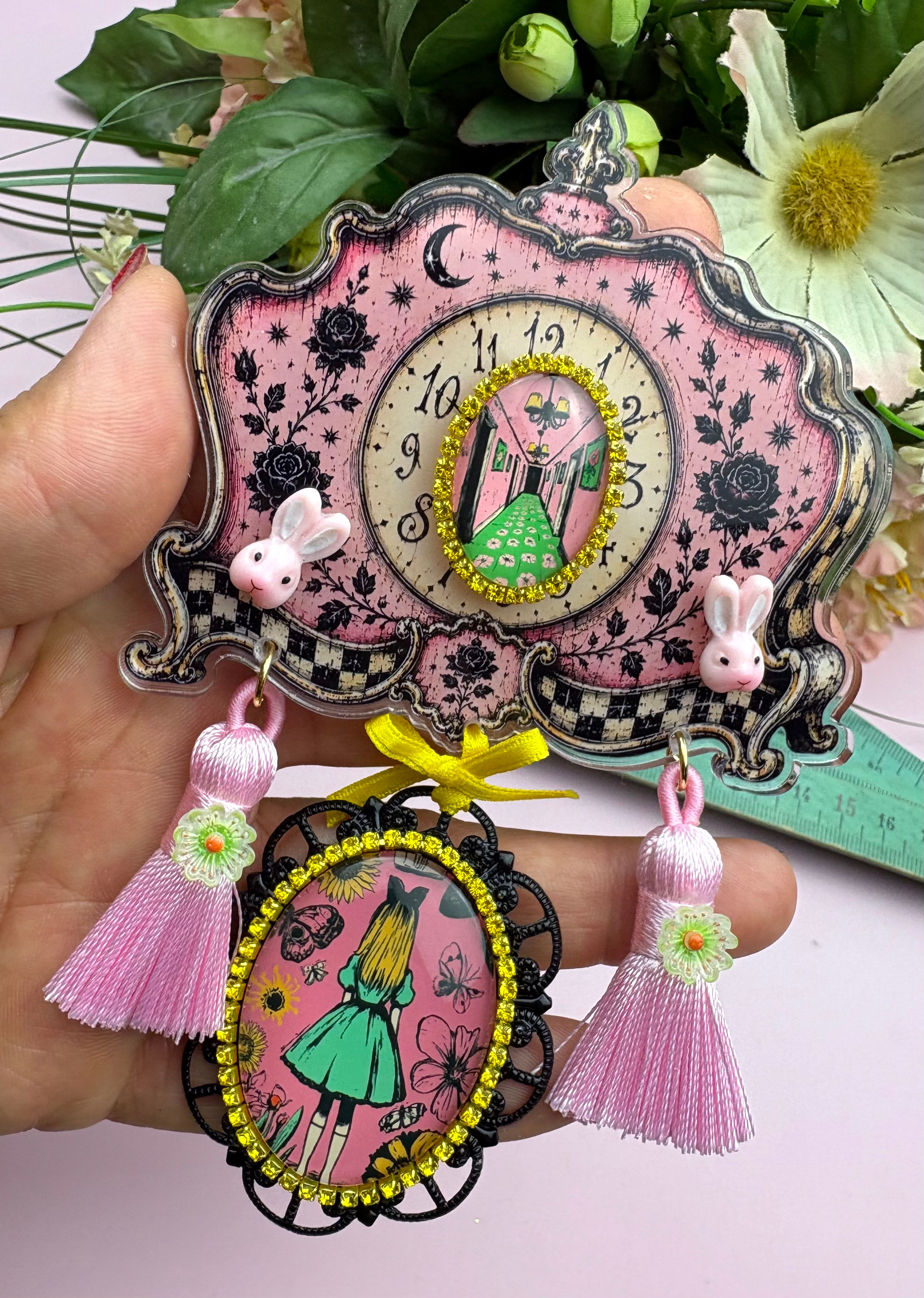 Broche XL “J’ai perdu l’heure, pas le Nord” – Alice au Pays des Merveilles rétro