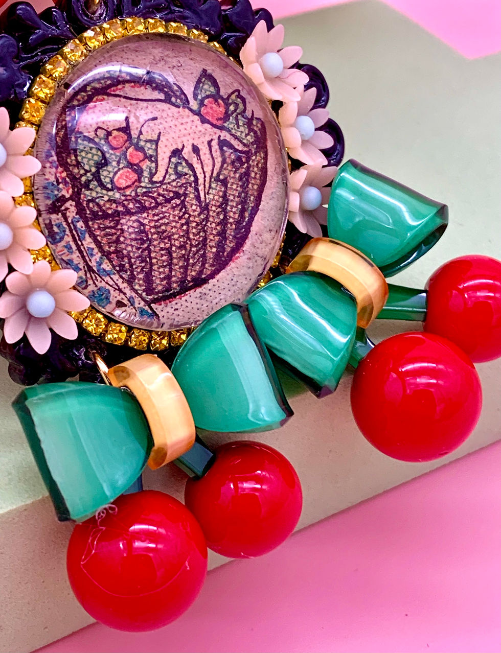 Miniature : Broche résine et cabochons verre vintage et pop « Cerises espiègles »