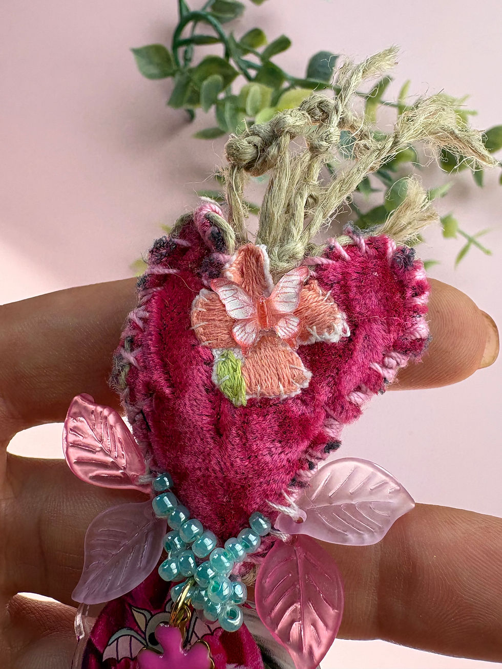 Miniature : Le Cœur des Choses Perdues – Broche poétique textile et acrylique, pièce unique