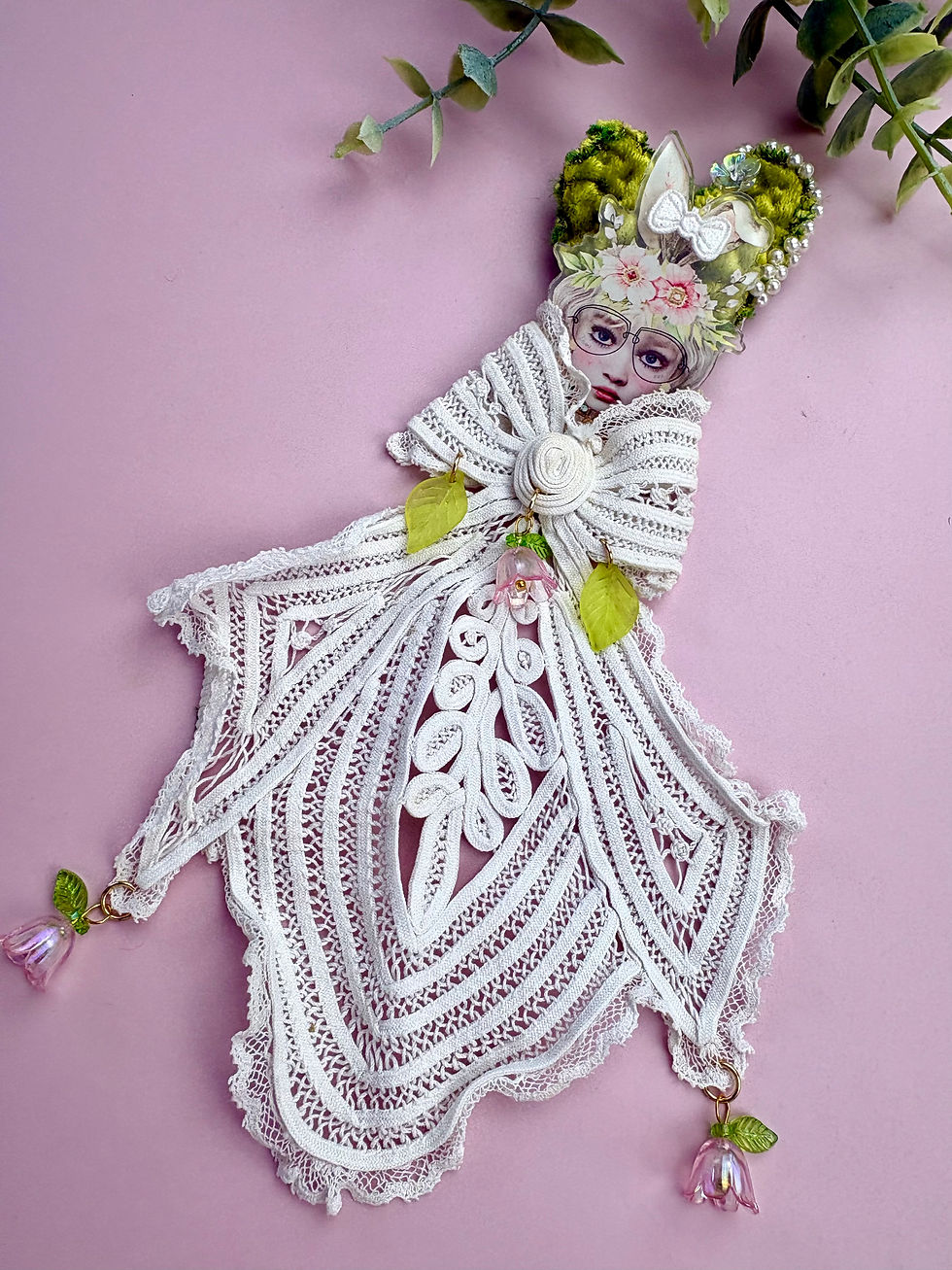 Miniature : La Mariée – Broche art textile romantique en dentelle vintage, pièce unique