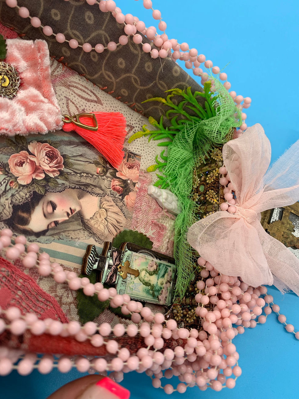 Miniature : Tableau Signature art textile sacré artrecup vintage  « L’éclat sacré de Marie »