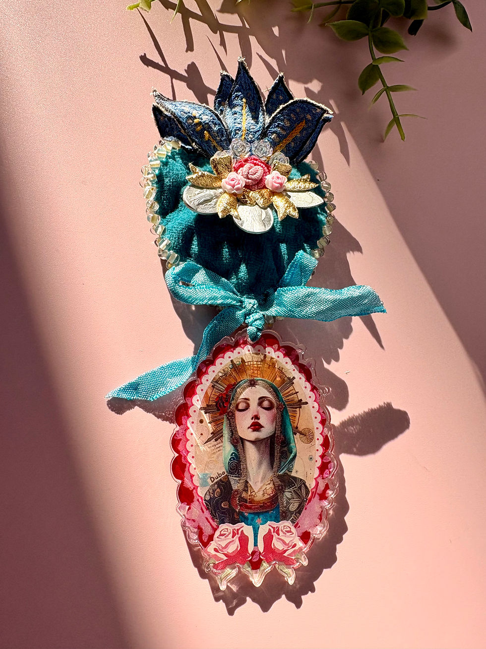 Miniature : La Madone des Merveilles – Broche art textile bohème chic, vintage