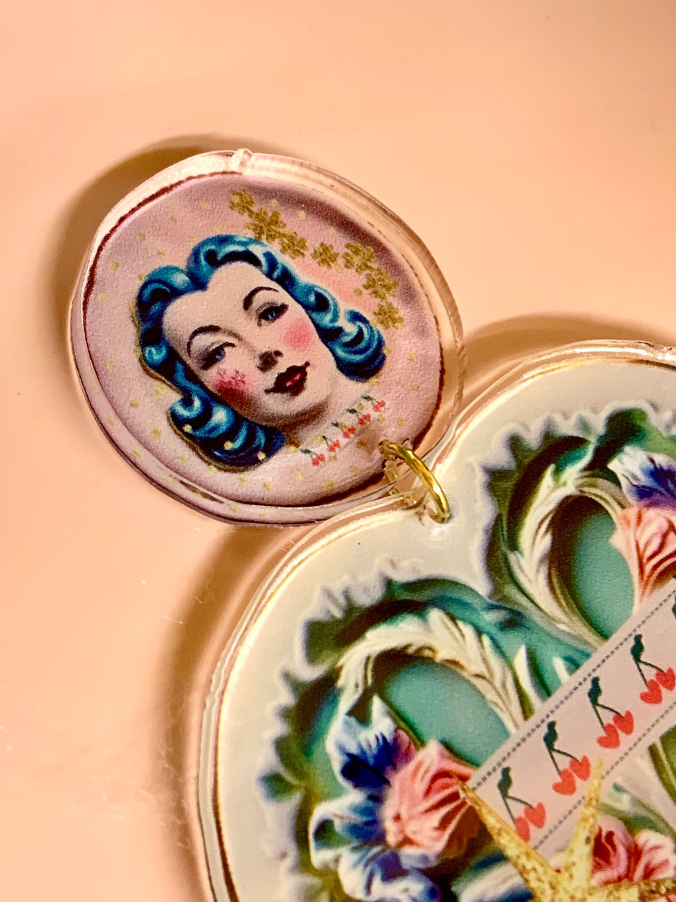 Miniature : Boucles d’oreilles kitsch « Heart of Royalty » – cœur acrylique léger et décalé,