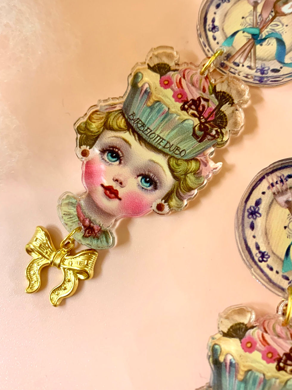 Miniature : Boucles d’oreilles Baby Chantilly Royale - Bijoux en acrylique légers, assiette