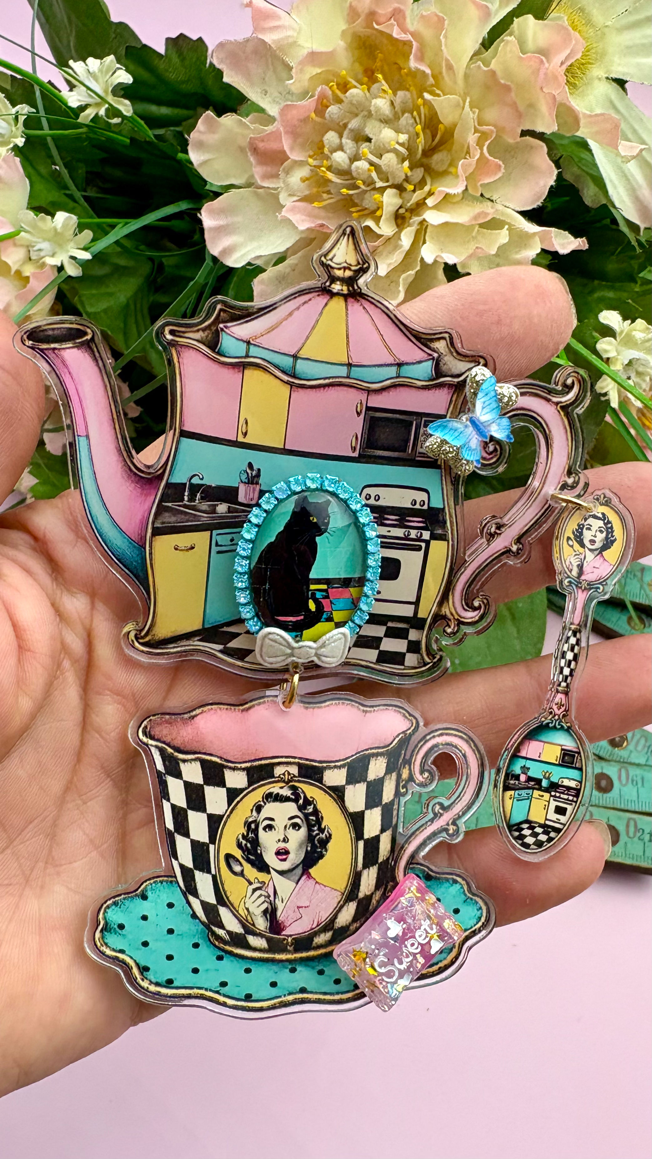 Broche MINI en acrylique kitsch et rétro « Je fais ma vie à ma sauce » kitsch