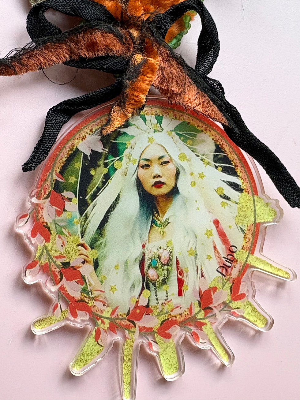 Miniature : Broche signature “La Chamane” – art textile et acrylique, pièce unique bohème