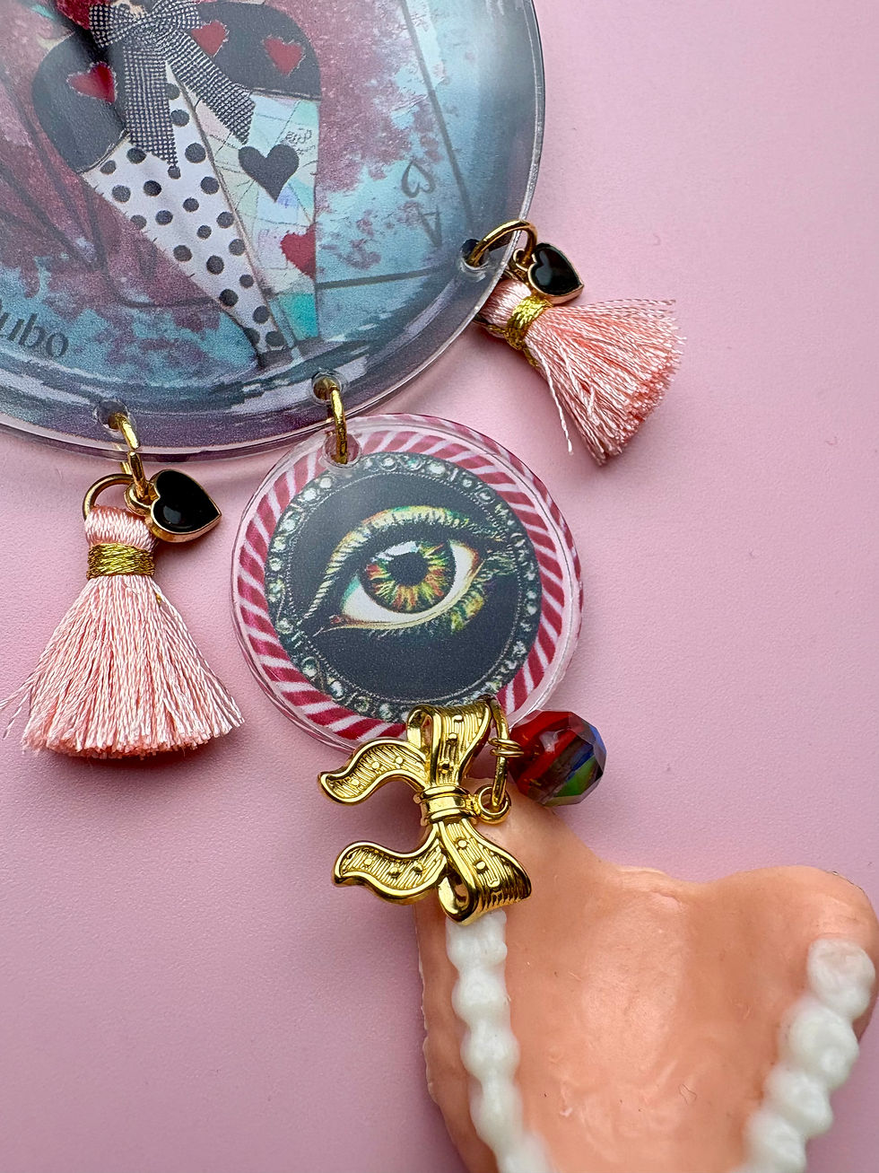 Miniature : Broche acrylique XL « Le jeu qui dévore » pièce unique fairy kitsch vintage
