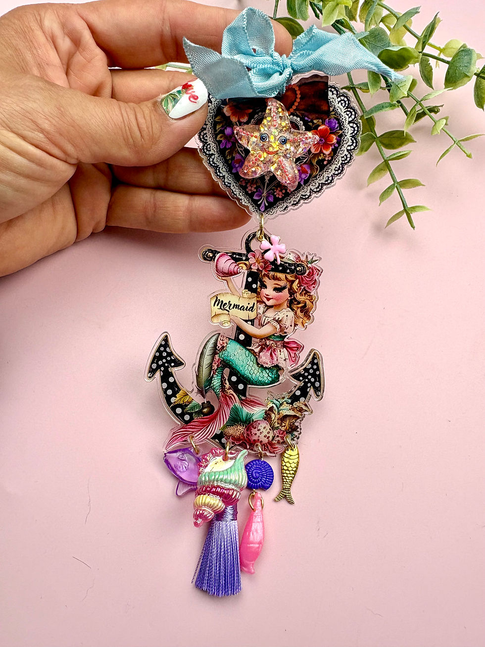 Miniature : Ensorceleuse – Broche XXL Fairy Kitsch sirène envoûtante & magie marine