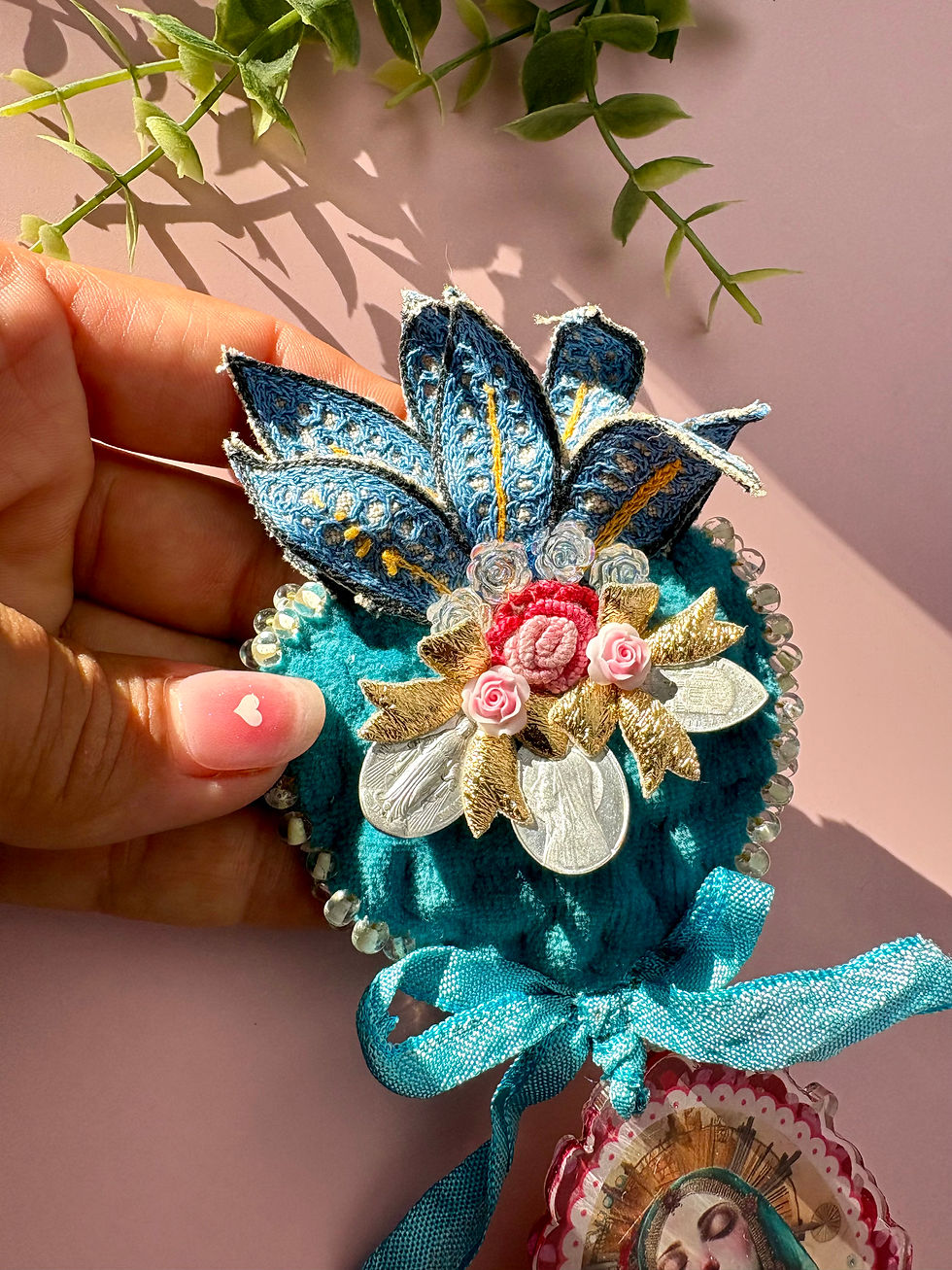 Miniature : La Madone des Merveilles – Broche art textile bohème chic, vintage