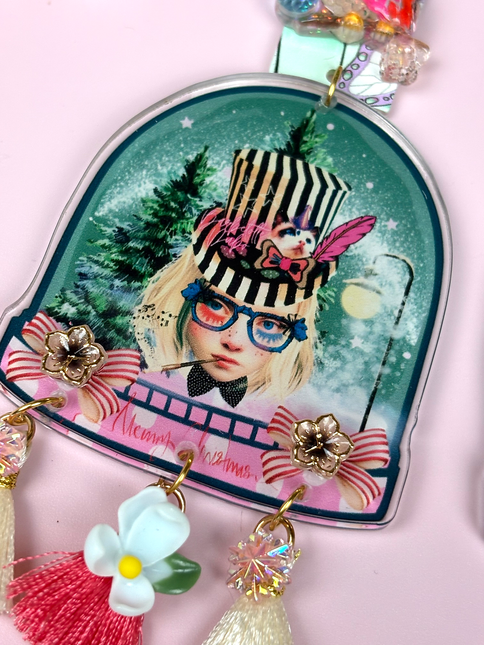 Miniature : Boucles d’oreilles Winter is a Cabaret – acrylique XL, chic kitsch, esprit burle