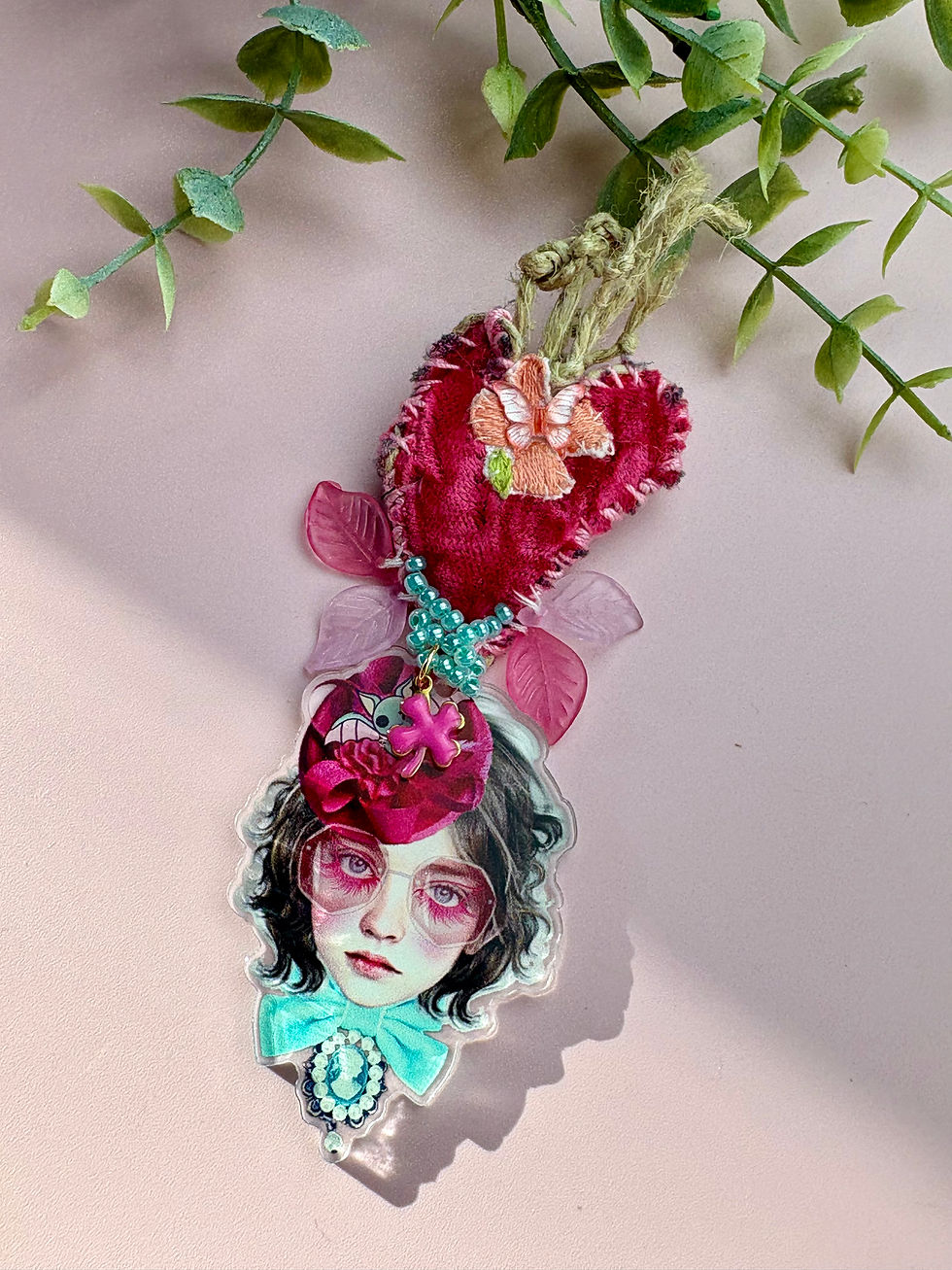 Miniature : Le Cœur des Choses Perdues – Broche poétique textile et acrylique, pièce unique
