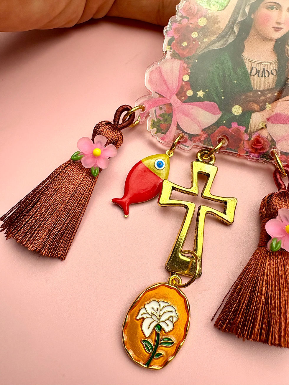 Miniature : Pin’s XL acrylique Fairy Kitsch Bohème – La Vierge & le Lapin Insolent 