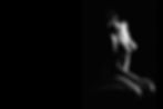 corps élégant et chic d'une femme assise en noir et blanc