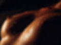 Torse féminin mouillé, lumière chaude
