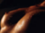 Torse féminin mouillé, lumière chaude
