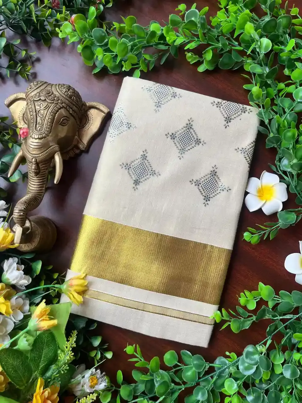 Gray Gilter Geometric diamond Motif Tissue Kerala Kasavu Saree image folded view