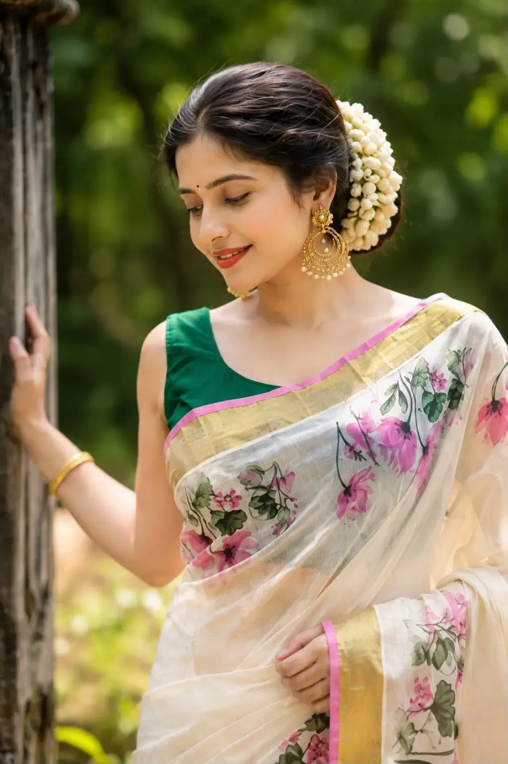 Pink Floral Motif Tissue Kerala Kasavu Saree image close up view