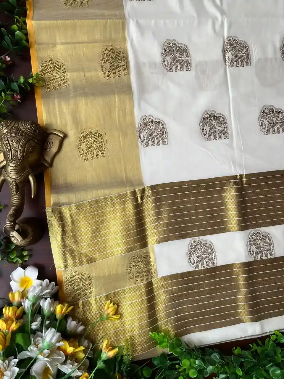 Golden Gajah Jacquard Stripe Cotton Kerala Kasavu Saree image design view