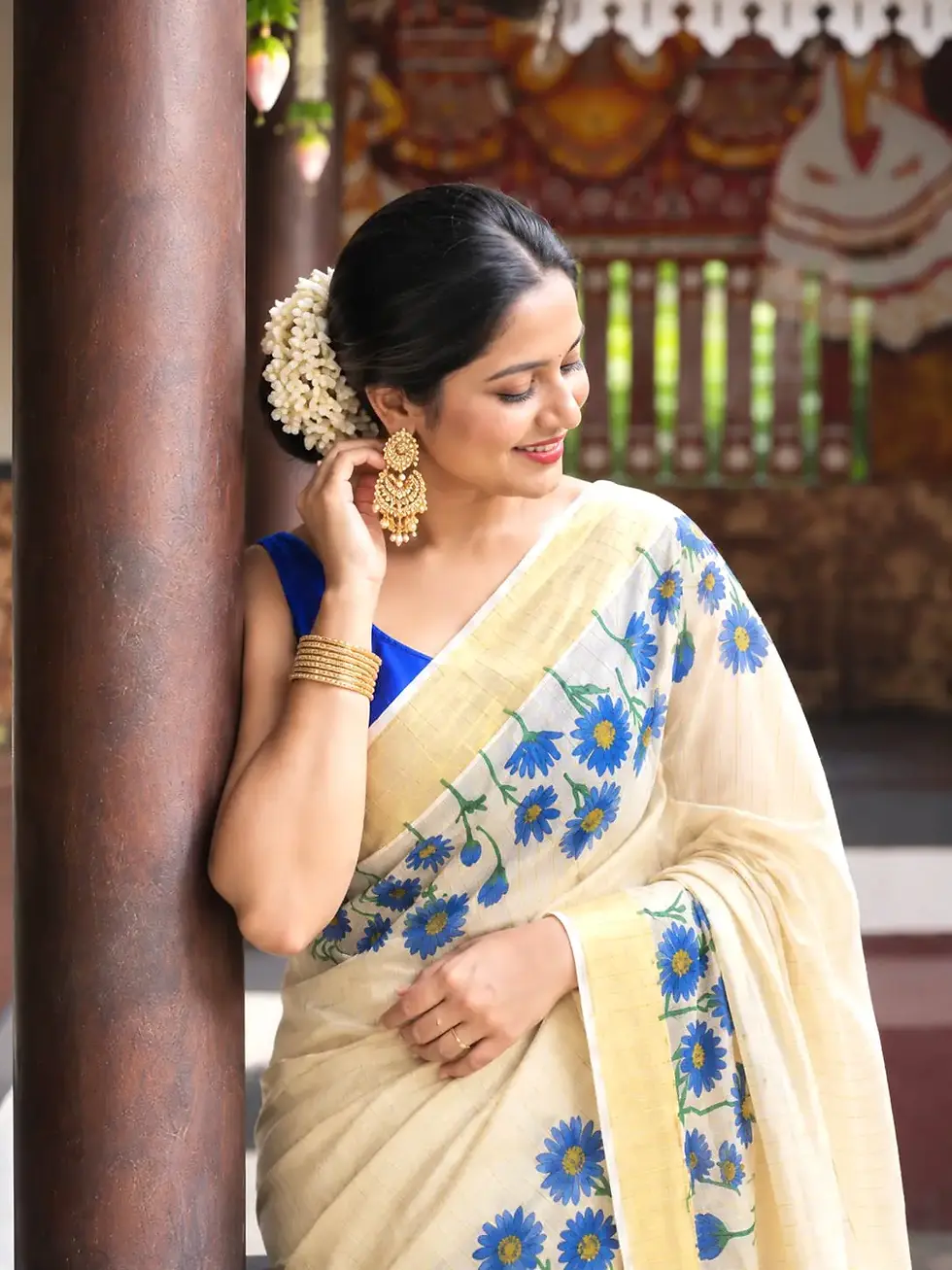 Deep Blue Flower Stripe Tissue Kerala Kasavu Saree image close up view