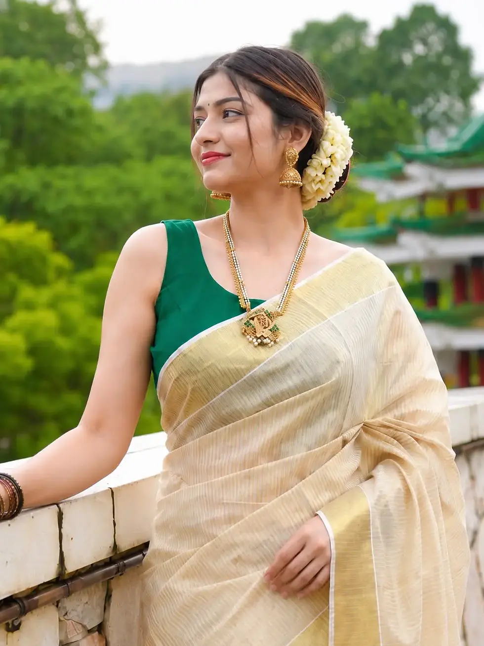 Golden Stripe Tussel Tissue Kerala Kasavu Saree with Blouse image close up view