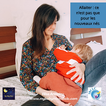 une mère donne le sein à son bébé