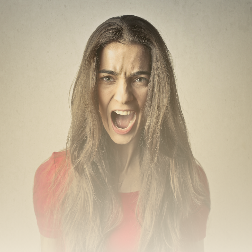 Mujer gritando con expresión de enojo desbordado. Ilustra cómo las emociones reprimidas pueden explotar cuando no se expresan a tiempo.