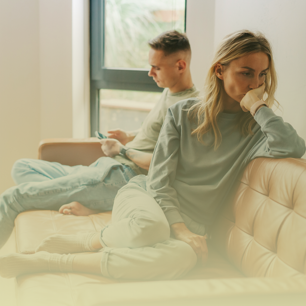 "Persona mostrando actitud pasiva, ilustrando la tendencia a callarse por miedo al conflicto."