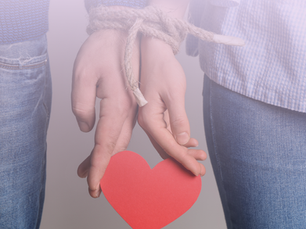 Análisis sobre la codependencia en pareja y cómo transformarla en un vínculo de interdependencia. Explora la diferencia entre necesitar desde la herida o elegir desde el amor. El artículo profundiza en las dinámicas emocionales, las creencias de sacrificio y dependencia afectiva, y propone herramientas para construir relaciones más sanas, libres y conscientes.