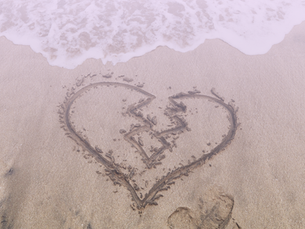 Reflexión profunda sobre el conflicto interno de querer terminar una relación con alguien que aún te ama. El artículo explora el dilema entre la culpa, la lealtad y la autenticidad emocional, abordando cómo dejar a una pareja desde el respeto, la honestidad y el cuidado mutuo cuando el amor se ha transformado o apagado. Una guía para comprender que soltar también puede ser un acto de amor.