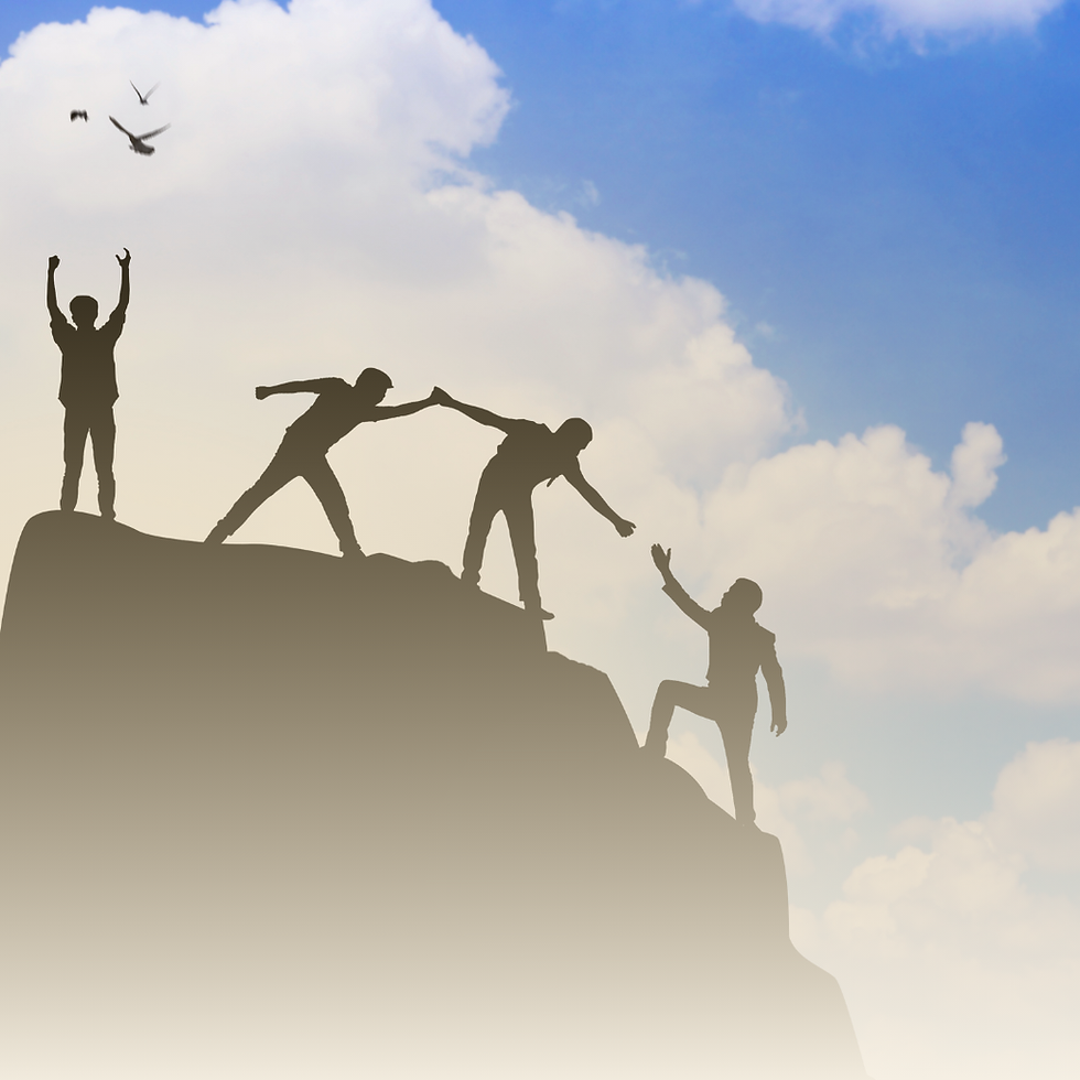 Varias personas unidas por los brazos formando una cadena de ayuda. Refleja la salida del triángulo dramático hacia vínculos más saludables, donde hay colaboración, empatía y responsabilidad compartida.