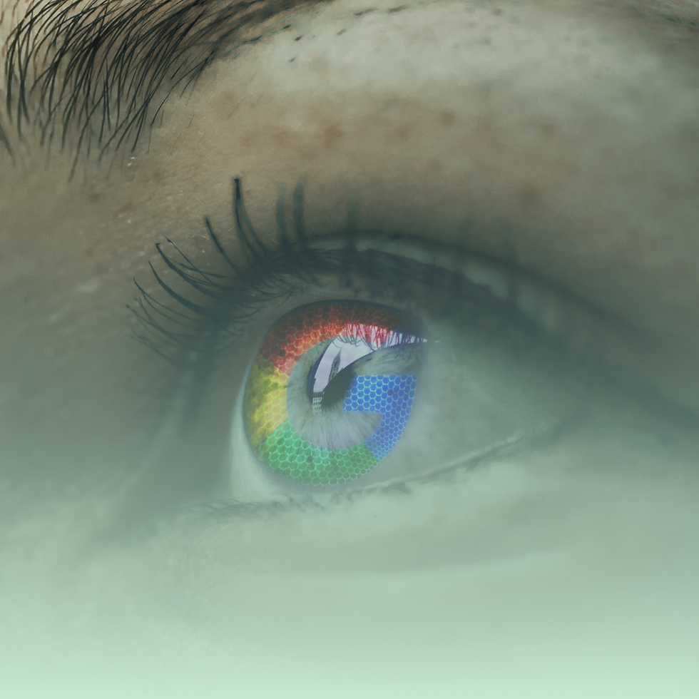 Ojo de una mujer con la letra “G” de Google reflejada en el iris. Representa cómo el cerebro filtra la realidad como un algoritmo, seleccionando lo que considera relevante según en qué enfocas tu atención, tal como lo hace el sistema SARA.