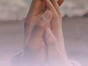 Manos unidas que expresan cómo los estilos de apego, ansioso y evitativo, influyen en las relaciones de pareja y cómo empezar a sanarlos.