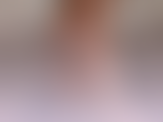 Manos unidas que expresan cómo los estilos de apego, ansioso y evitativo, influyen en las relaciones de pareja y cómo empezar a sanarlos.