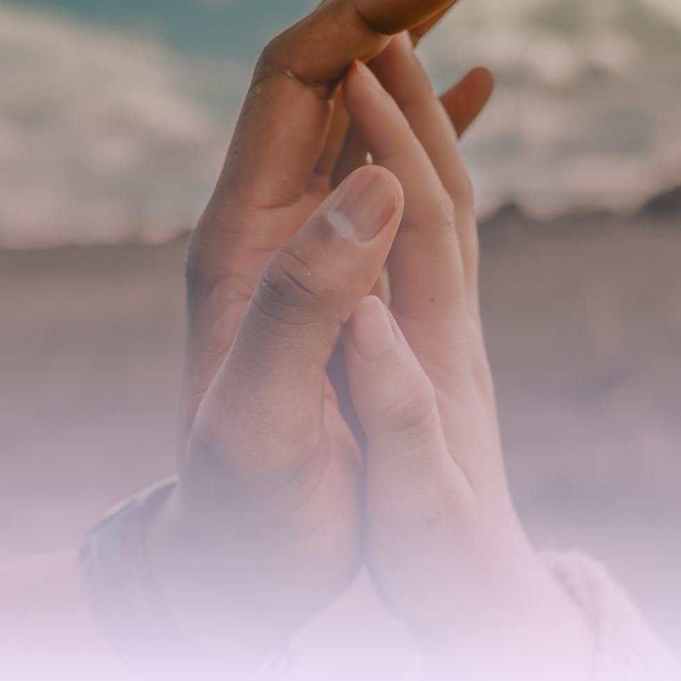 Manos unidas que expresan cómo los estilos de apego, ansioso y evitativo, influyen en las relaciones de pareja y cómo empezar a sanarlos.