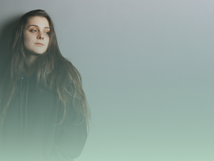 A veces, vivir en tu mente puede sentirse como estar atrapada en una jaula de pensamientos que no se detienen. Pero no estás sola/o. Si sentís que ya no podés sola/o con lo que te pasa, tal vez sea momento de empezar a escuchar otra voz: la tuya, la real. Esa que no juzga, que comprende, que te sostiene. La terapia puede ser ese espacio donde, por fin, puedas dejar de pelearte con tu mente y empezar a habitarla con más libertad, con más amor. Cuando te animás a ser escuchada/o sin juicio, algo dentro tuyo empieza a ordenarse. Y ahí comienza el cambio.