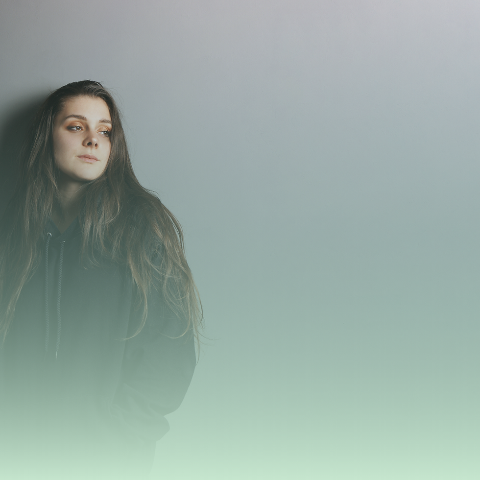 A veces, vivir en tu mente puede sentirse como estar atrapada en una jaula de pensamientos que no se detienen. Pero no estás sola/o. Si sentís que ya no podés sola/o con lo que te pasa, tal vez sea momento de empezar a escuchar otra voz: la tuya, la real. Esa que no juzga, que comprende, que te sostiene. La terapia puede ser ese espacio donde, por fin, puedas dejar de pelearte con tu mente y empezar a habitarla con más libertad, con más amor. Cuando te animás a ser escuchada/o sin juicio, algo dentro tuyo empieza a ordenarse. Y ahí comienza el cambio.