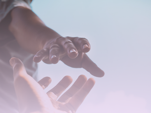 Tres escenas que ilustran los arquetipos del apego en pareja: una mano rescatando a otra como símbolo del apego ansioso, del rescatador y la salvadora y la necesidad de ser indispensable; un hombre solitario mirando el horizonte desde una montaña, reflejando la autosuficiencia del apego evitativo; y un libro abierto con la frase “escribe tu propia historia”, representando el proceso de sanar el apego y construir vínculos más auténticos.