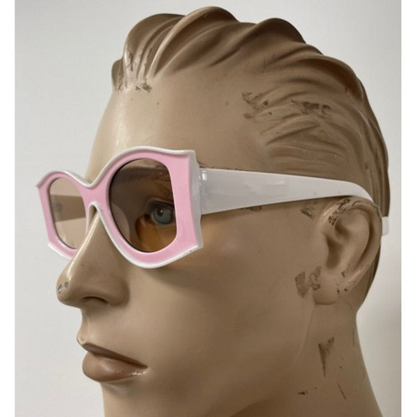 Thumbnail: RETRO/VINTAGE LOOK, ALMOST CARTOONISH, BUT CUTE