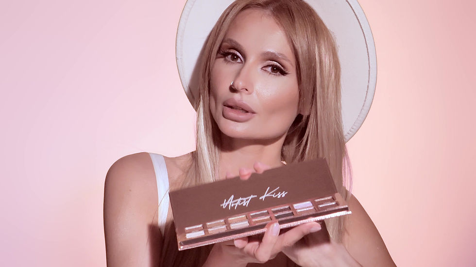 Прев'ю: NIKADZIU ARTIST KISS EYESHADOW PALETTE