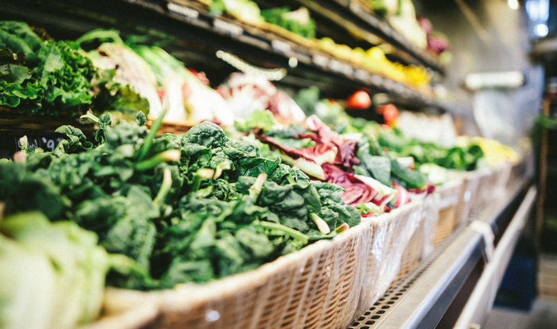 Artisan local présentant ses créations culinaires